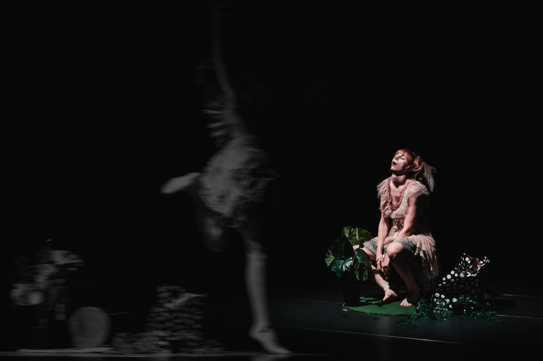 Neverbalna fantazija u Arsenu u maniri novog cirkusa: Usamljena žena protiv masovnog zla