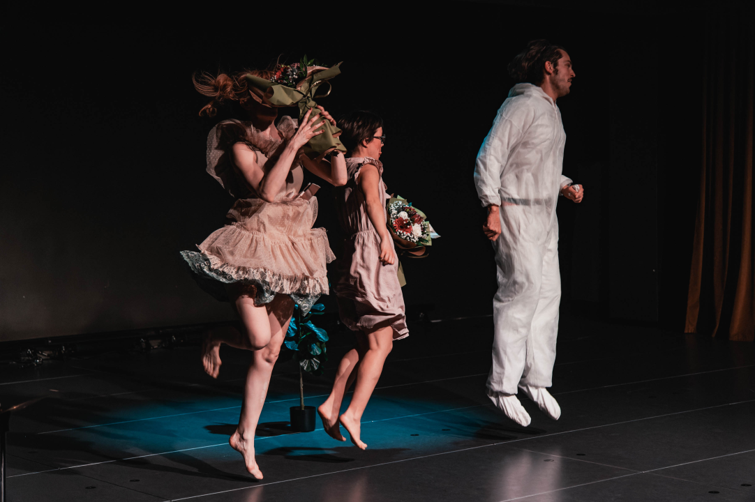 Neverbalna fantazija u Arsenu u maniri novog cirkusa: Usamljena žena protiv masovnog zla