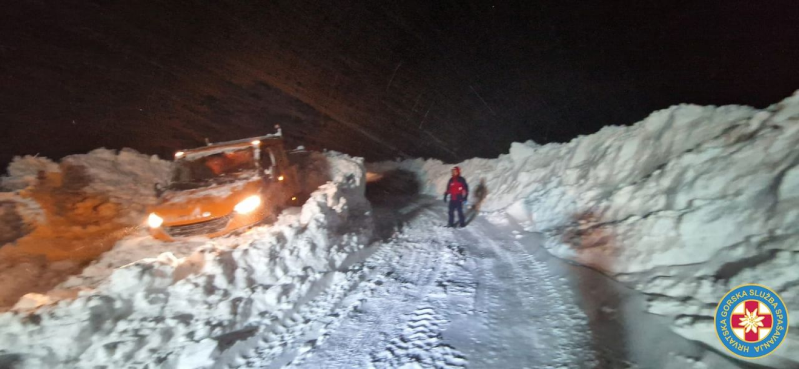 Članovi HGSS stanice Šibenik pomagali ljudima koji su ostali zameteni u snijegu