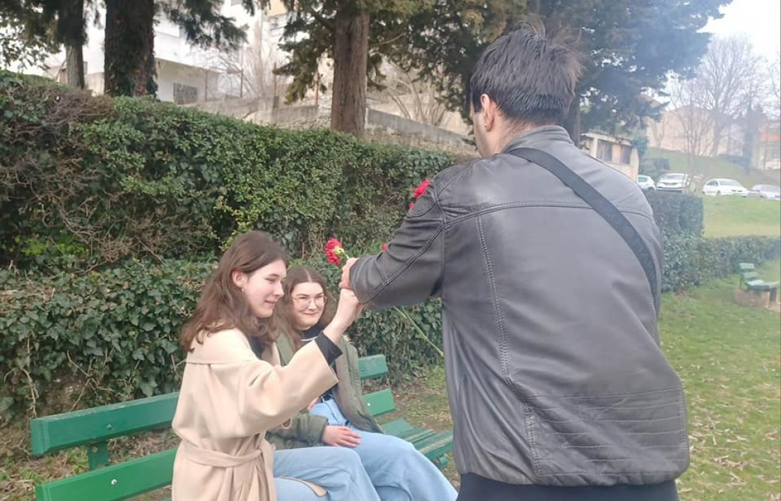 Članovi SDP-a Šibensko-kninske županije danas su tradicionalno dijelili karanfile širom županije 