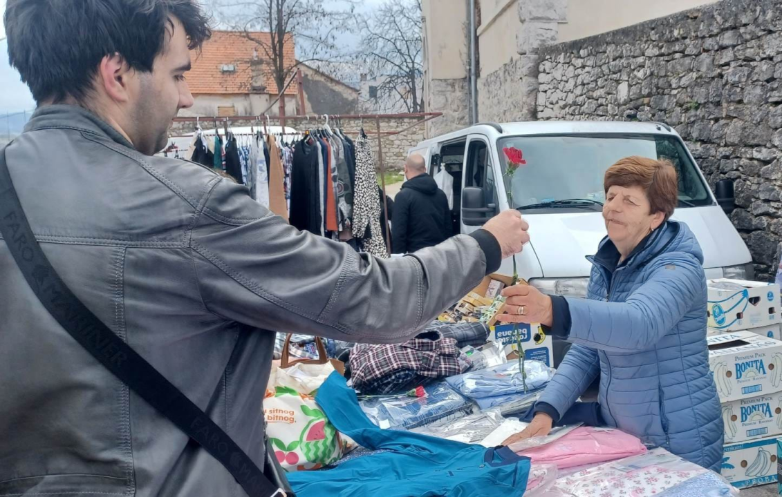 Članovi SDP-a Šibensko-kninske županije danas su tradicionalno dijelili karanfile širom županije 