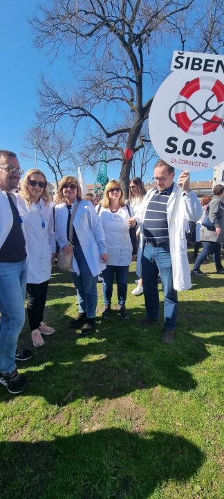 U Zagrebu prosvjedovalo 30 liječnika iz Šibenika: 'Ovo je posljednji poziv vlastima na zaokret prema zdravstvu'