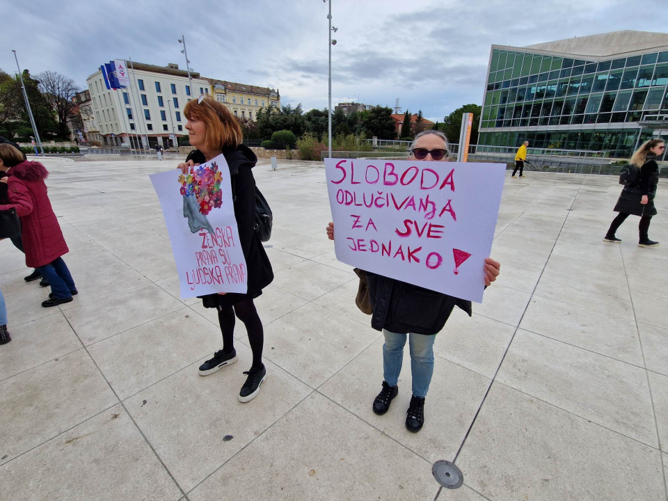 Kontraprosvjednici držali transparent 'Sloboda narodu', molitelji se pojačali 'vodičkim umjetnikom' Matešom 