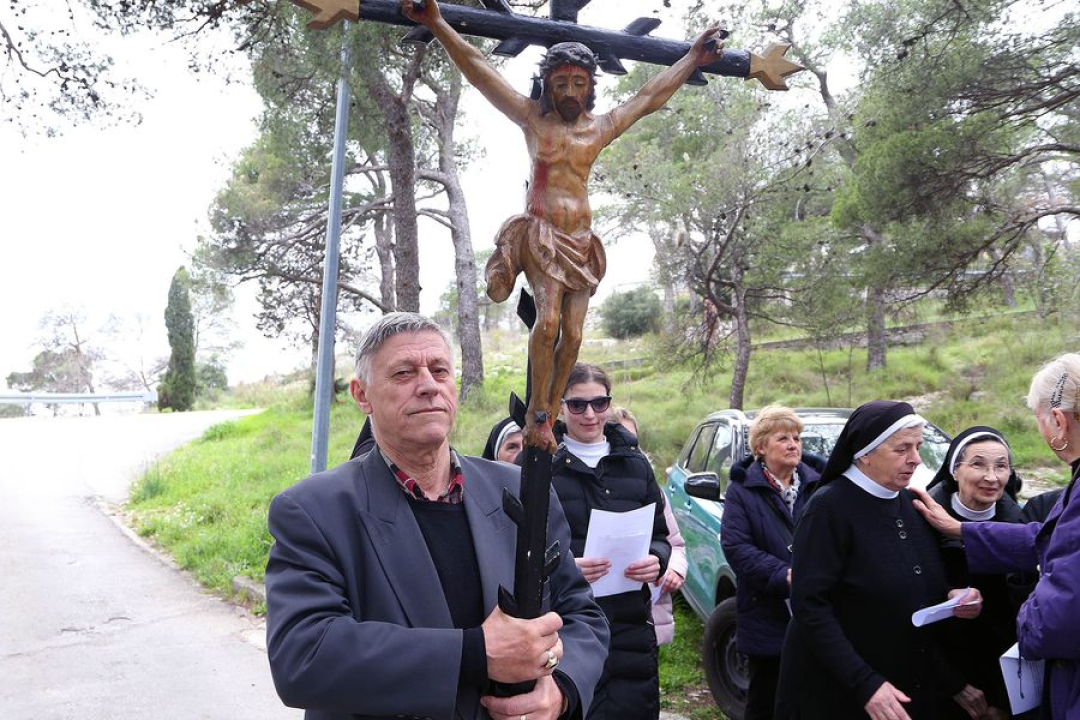 Održan Križni put za vjernike Šibenske biskupije