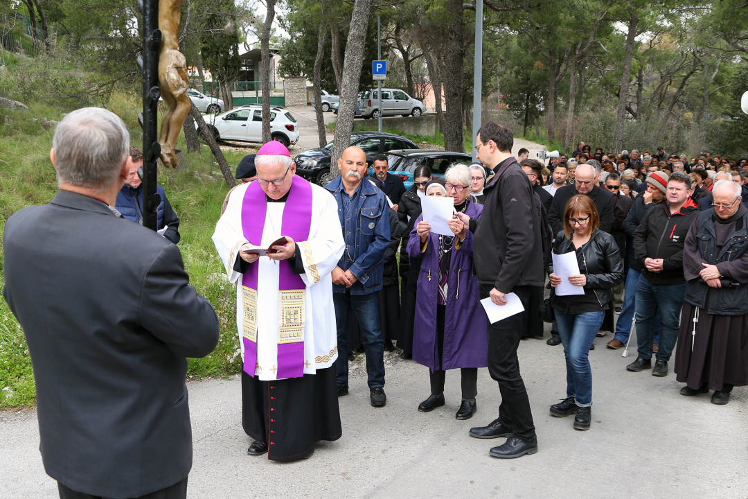 Održan Križni put za vjernike Šibenske biskupije