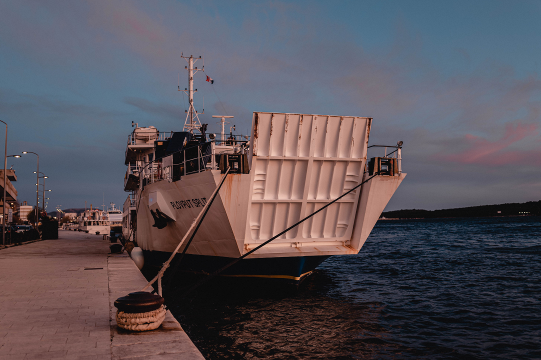 U očaravajućem zalasku uz orkansku buru neki su uživali u kratkim hlačama