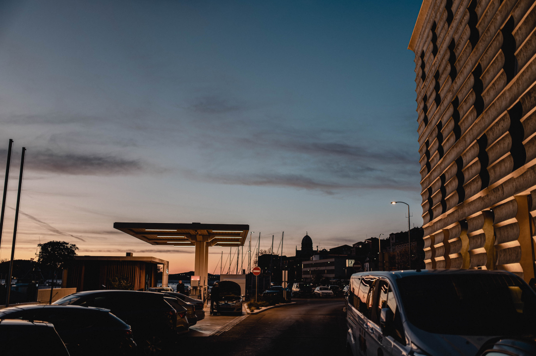 U očaravajućem zalasku uz orkansku buru neki su uživali u kratkim hlačama