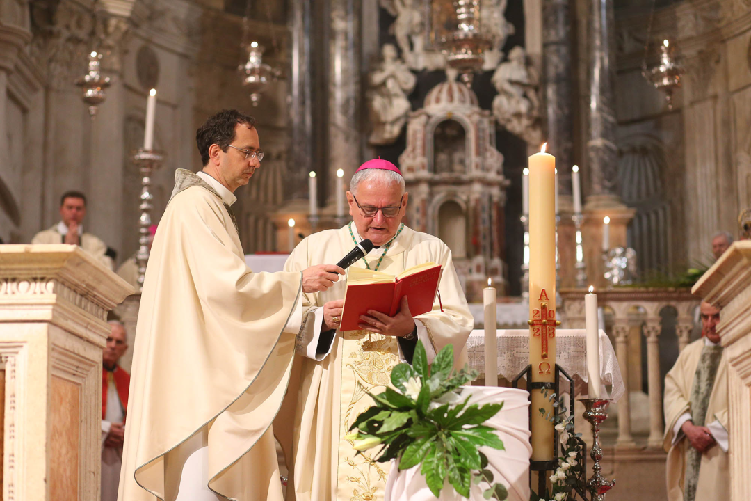 Biskup predvodio vazmeno bdijenje, četiri para vjenčana