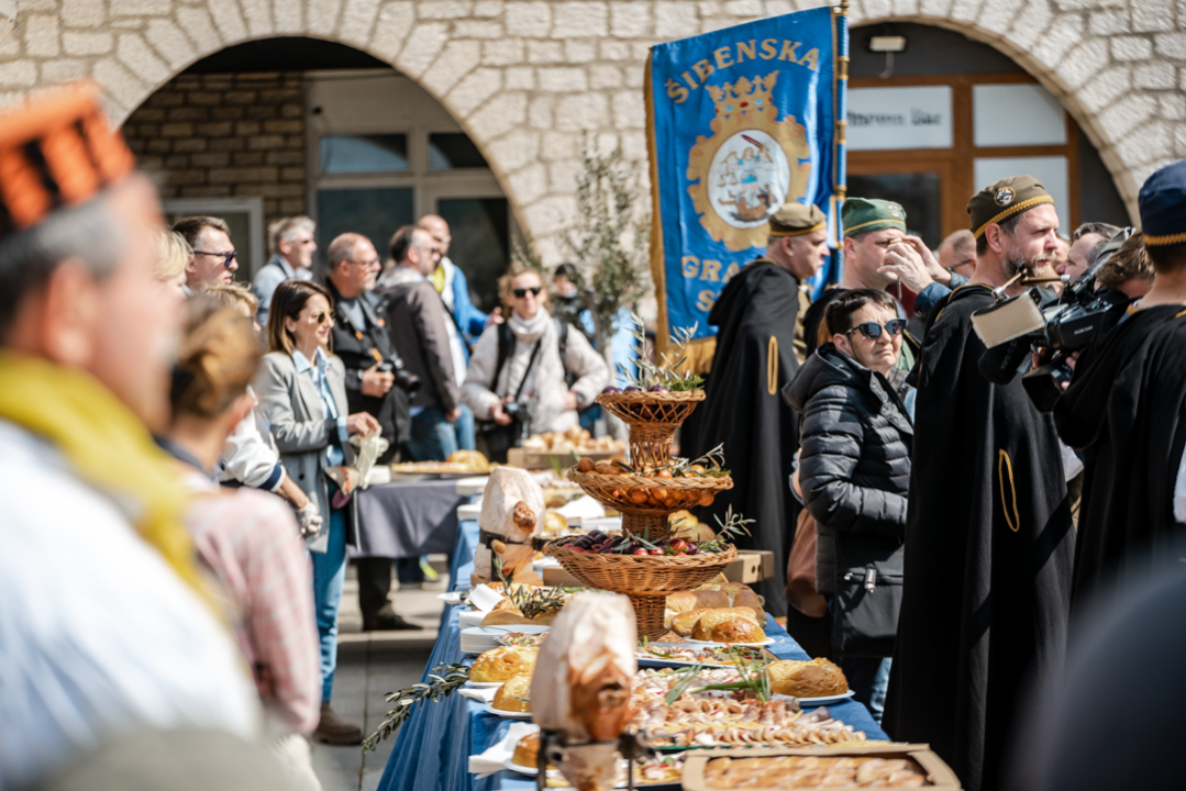 Tradicionalni šibenski Uskrsni doručak uz mega fritaju, domaća jela i slastice 