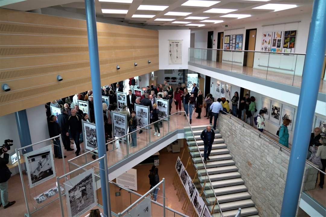 U knjižnici otvorena izložba novinske fotografije Slobodne Dalmacije '80 godina u objektivu'