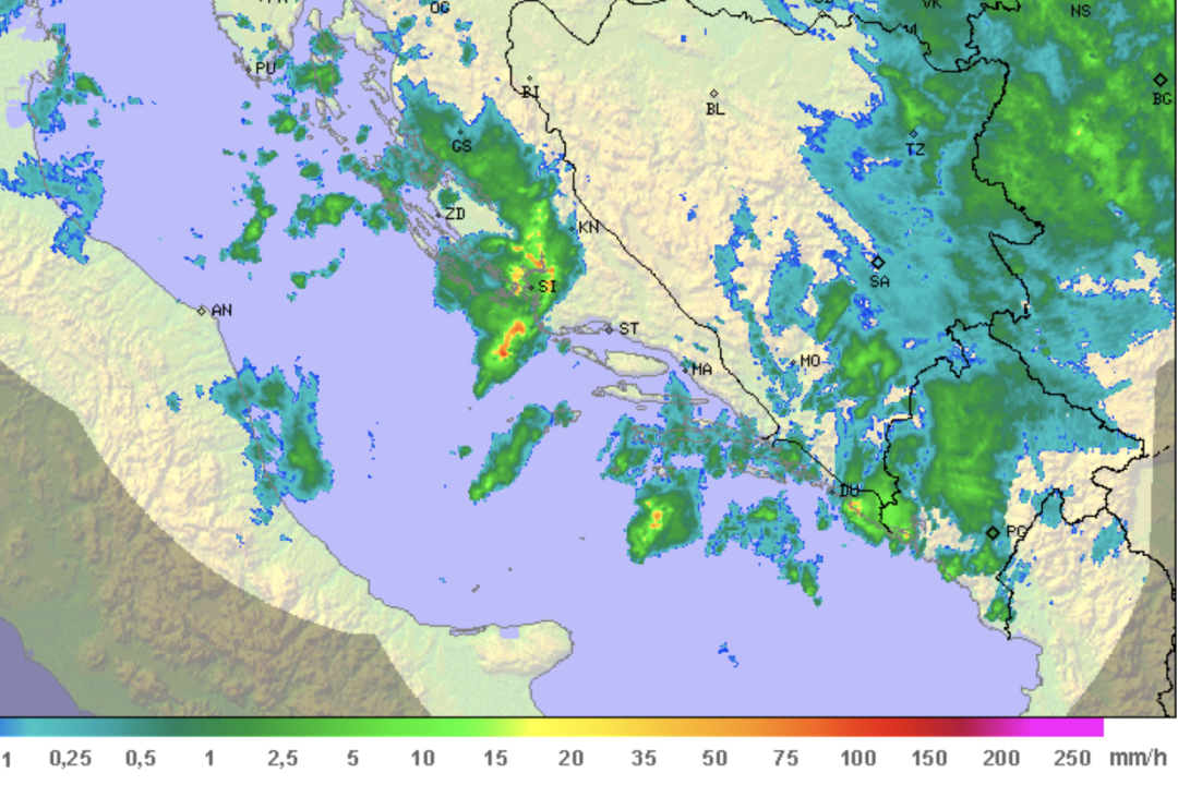 Krupa iznenadila Šibenčane, mokri se skrivali po trgovinama