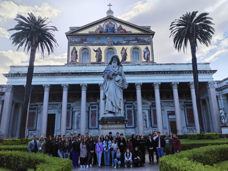 Šibenski gimnazijalci na izletu u Italiji: Obišli Rim, Napulj, Pompeje, Pisu...