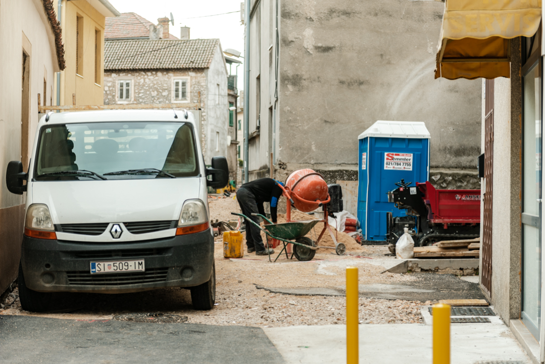 Saznali smo zašto su zapeli radovi od Caritasa do Šarine pekare: Rokovi probijeni, Facebook 'gori'