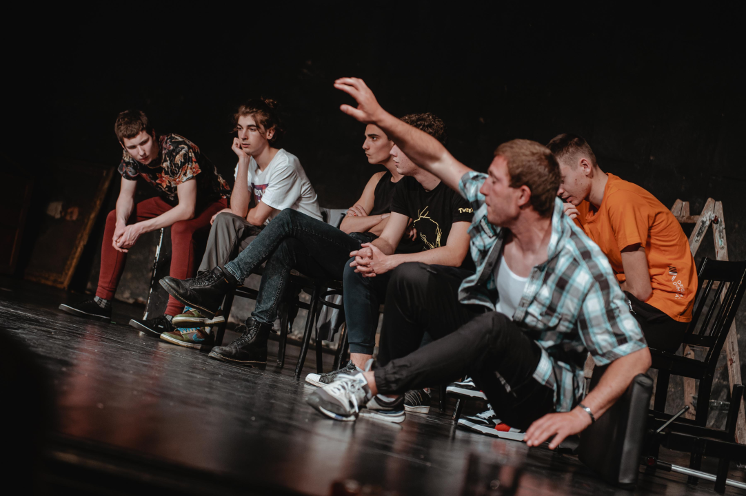 Premijera šibenske 'dice': Diletanti se u 'Kaubojima' natječu za Warholovih petnaest minuta slave 