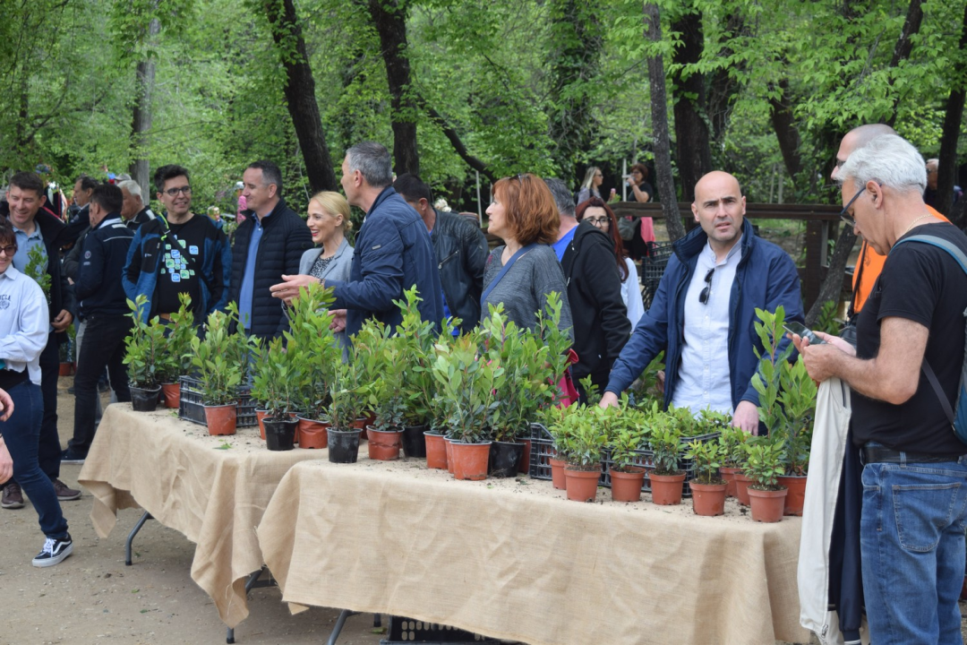 NP Krka pridružio se europskoj akciji 'Rastemo zajedno', posjetiteljima podijelili tisuću sadnica