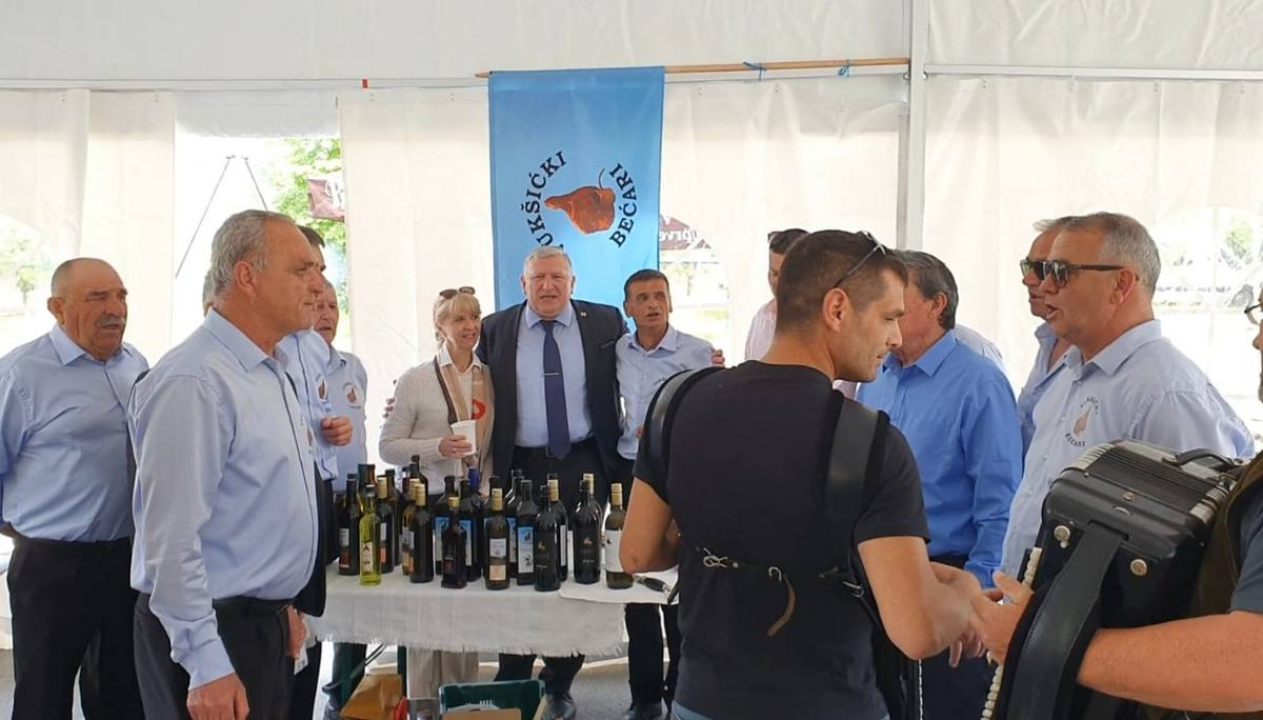 Vukšićki bećari donirali kameni križ, krstionicu i benkovački kamen za novu crkvu u Baranji