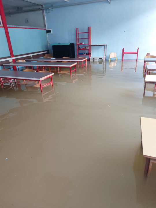 Voda ušla u srednju školu u Obrovcu, do osnovne se ne može ni prići