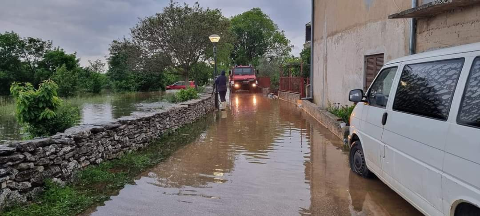 Poplava u naselju Torbice, zapovjednik Dukić: 'Probili smo kanal i postavili zečje nasipe ispred vrata kuća'