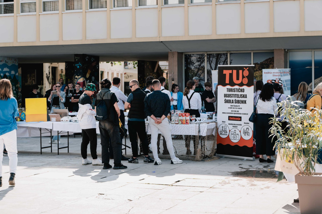 Učenici srednjih i osnovnih škola obilježavaju Dan Šibensko-kninske županije: 'Nadam se da ćete svi tu ostati' 