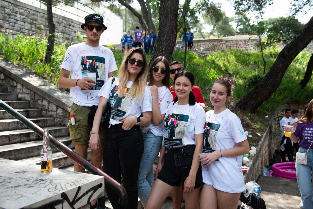 Danas je njihov dan: Maturanti se od jutra okupljaju ispred svojih škola