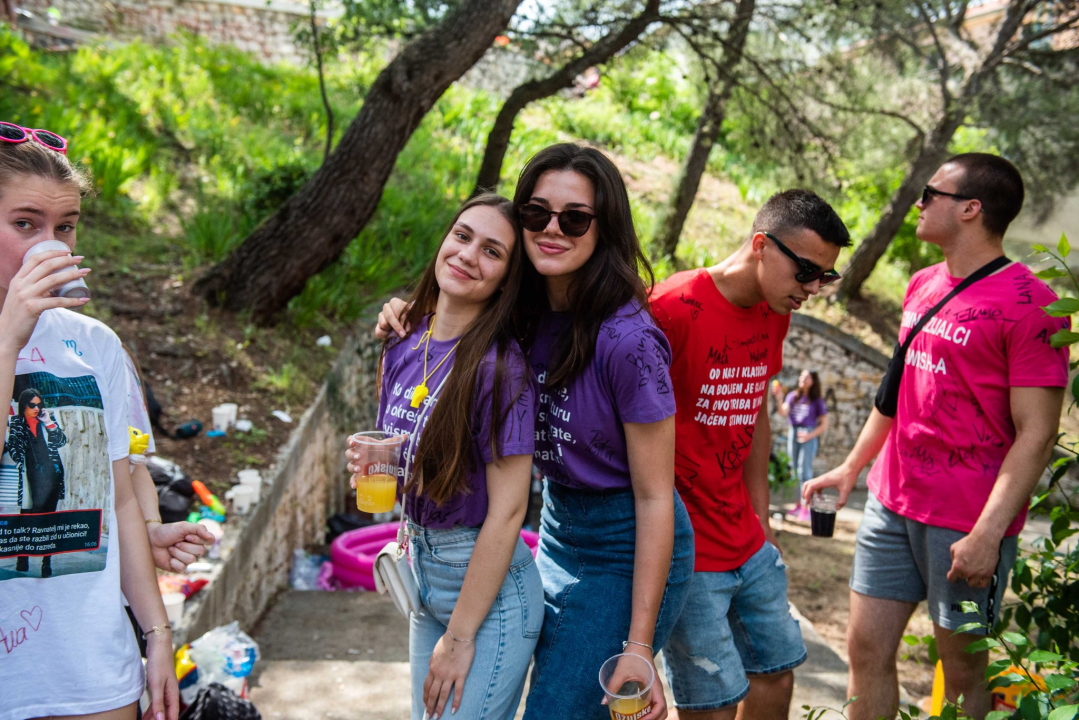 Danas je njihov dan: Maturanti se od jutra okupljaju ispred svojih škola