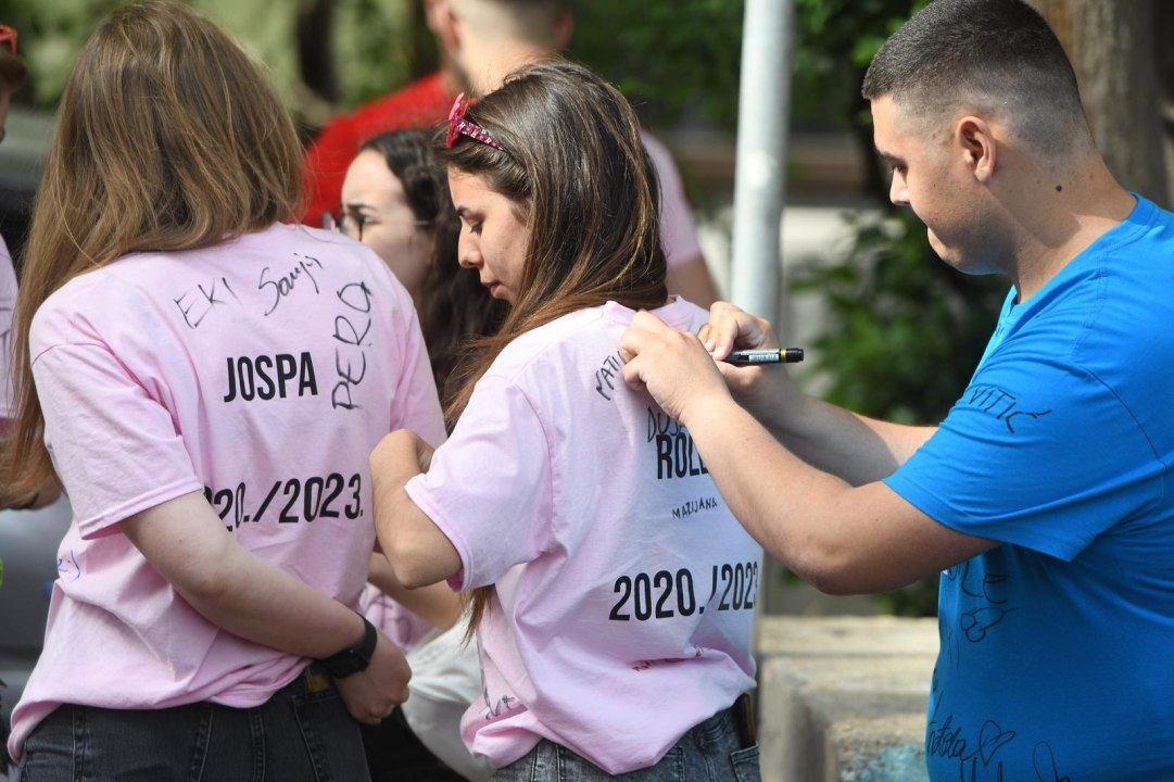 Danas je njihov dan: Maturanti se od jutra okupljaju ispred svojih škola