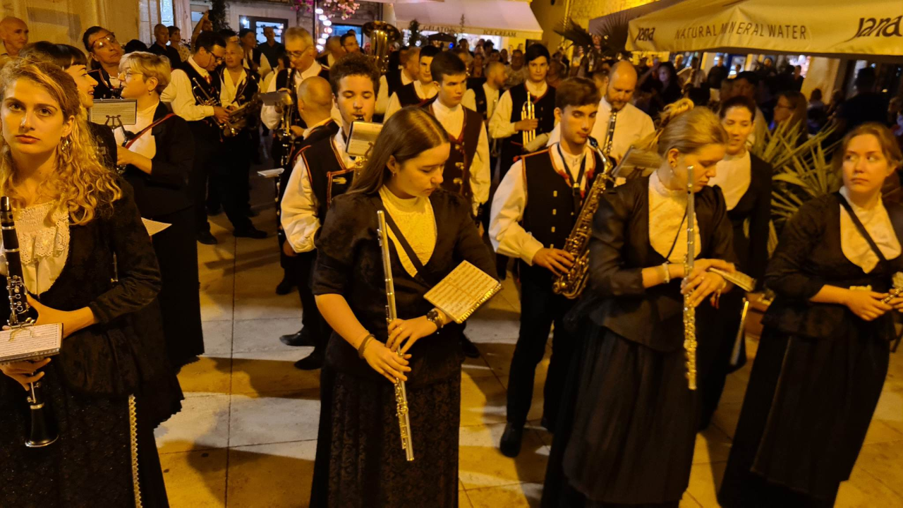 Šibenska narodna glazba nastupila ispred kazališta