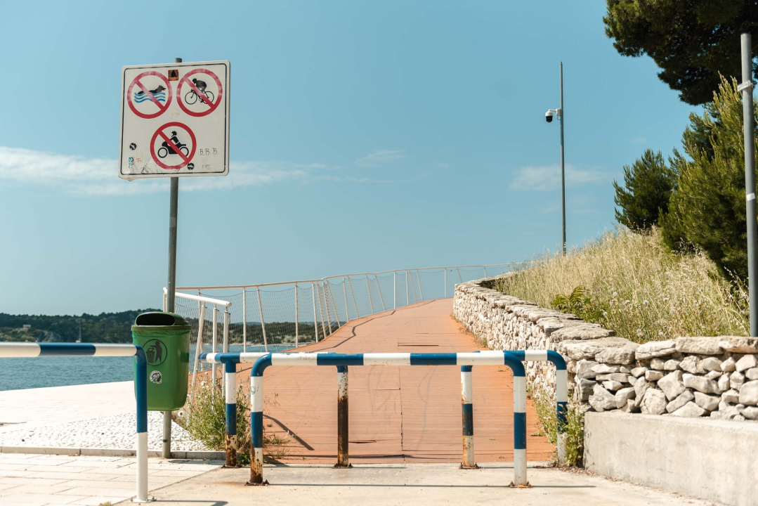 Polomljene daske i puknuta žica: Plaža Banj nije spremna za sezonu, iz Grada obećavaju da će za pet-šest dana sve ušminkati 
