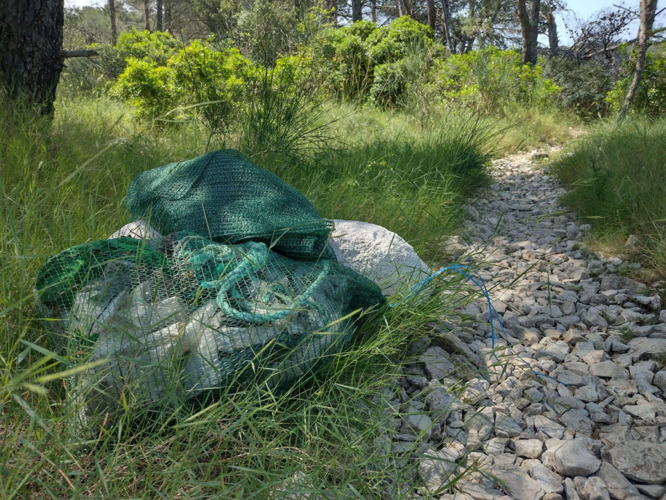 Ni na praznik nema odmora: Danas se skupljalo smeće u uvali Čapljina