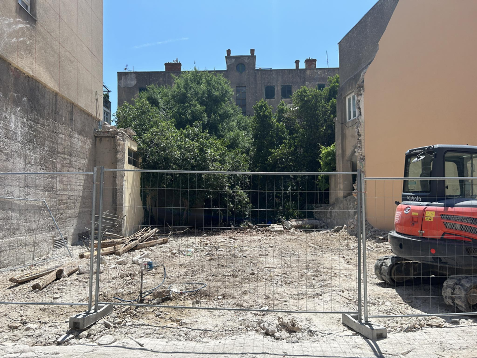 Počelo čišćenje gradilišta Rade i Dane Škugor, no i dalje nema zakonom propisane oznake