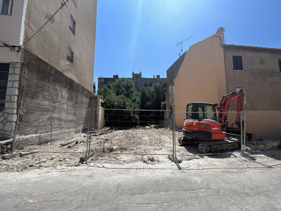 Počelo čišćenje gradilišta Rade i Dane Škugor, no i dalje nema zakonom propisane oznake