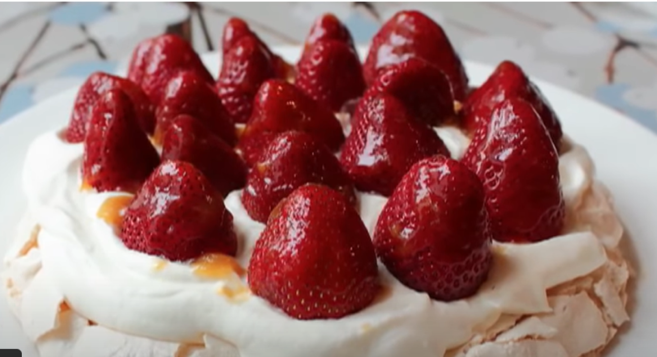  Recept za tortu Pavlovu, popularni hrskavi desert s jagodama