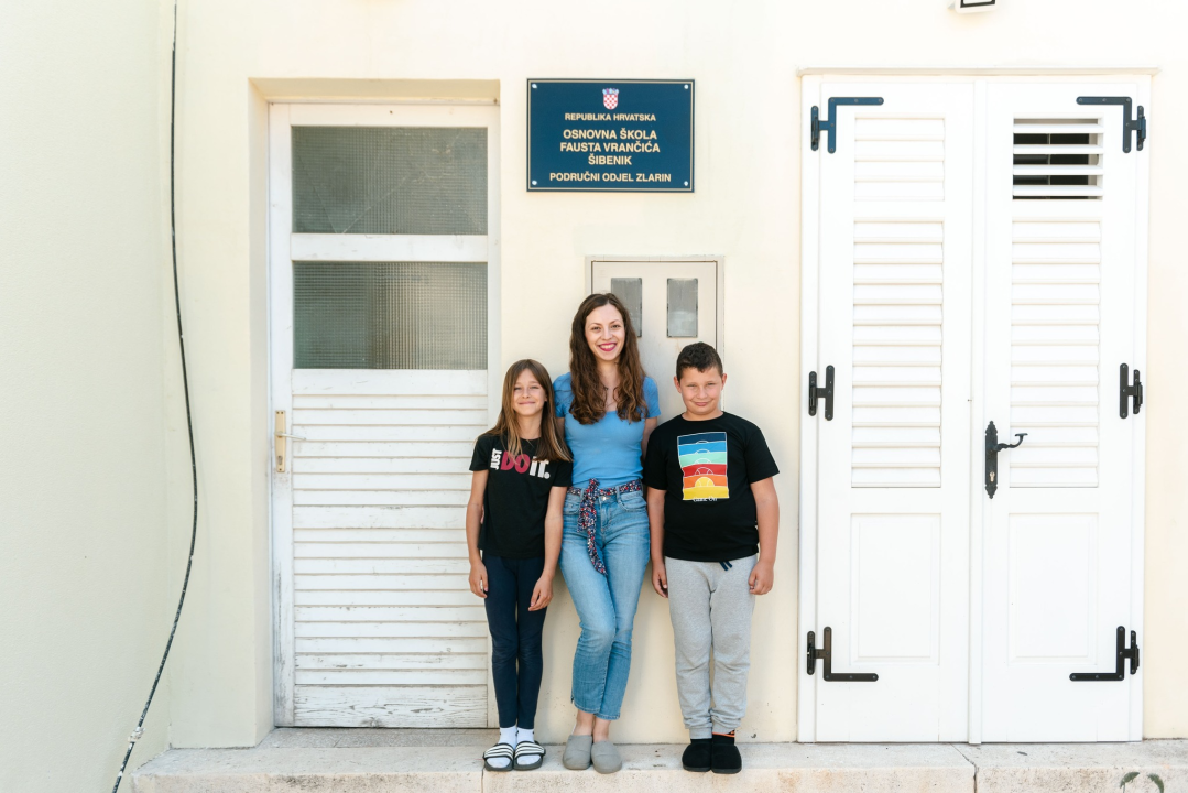 Nina Vukorepa učiteljica je na Zlarinu: 'U razredu je dvoje učenika, a zbog lošeg vremena znala sam i zapeti na otoku'