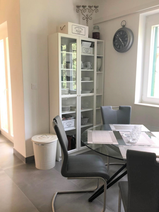 Prodaje se prekrasan kompletno renoviran stan na odličnoj lokaciji s pogledom na more!