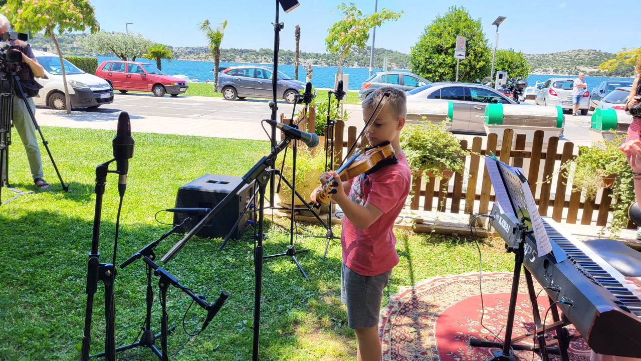 Mladi šibenski glazbenici zasvirali ispred Azimuta i pozvali na upis u Glazbenu školu