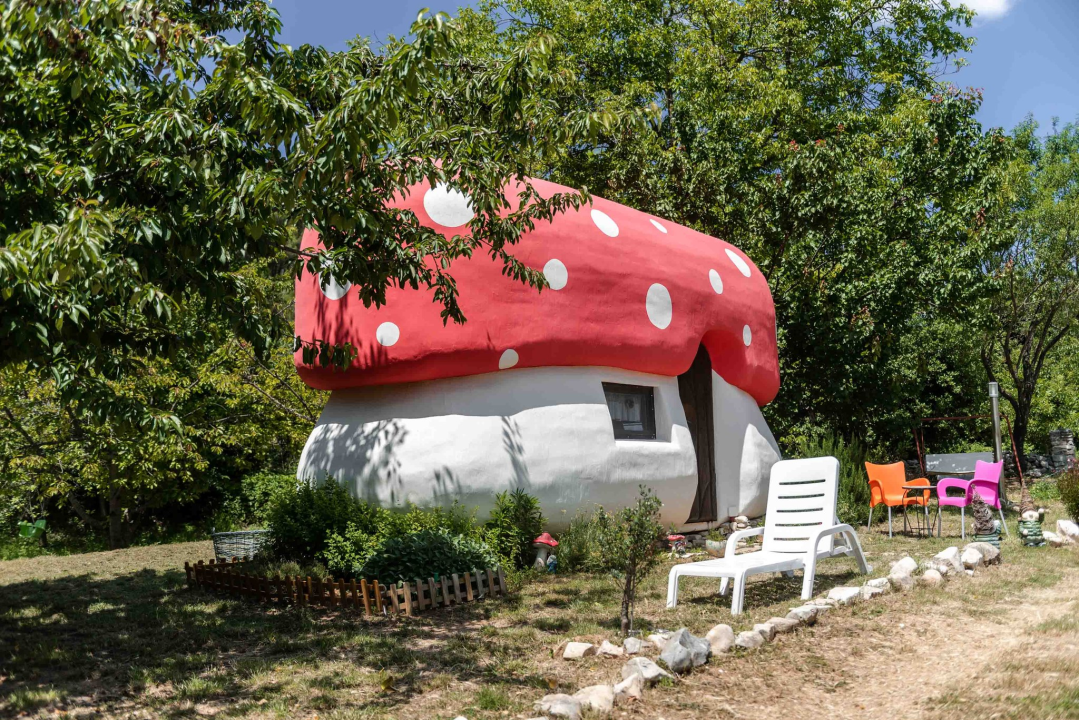 U Rupama postoji bajkovito selo u kojem možete spavati u gljivi ili bundevi