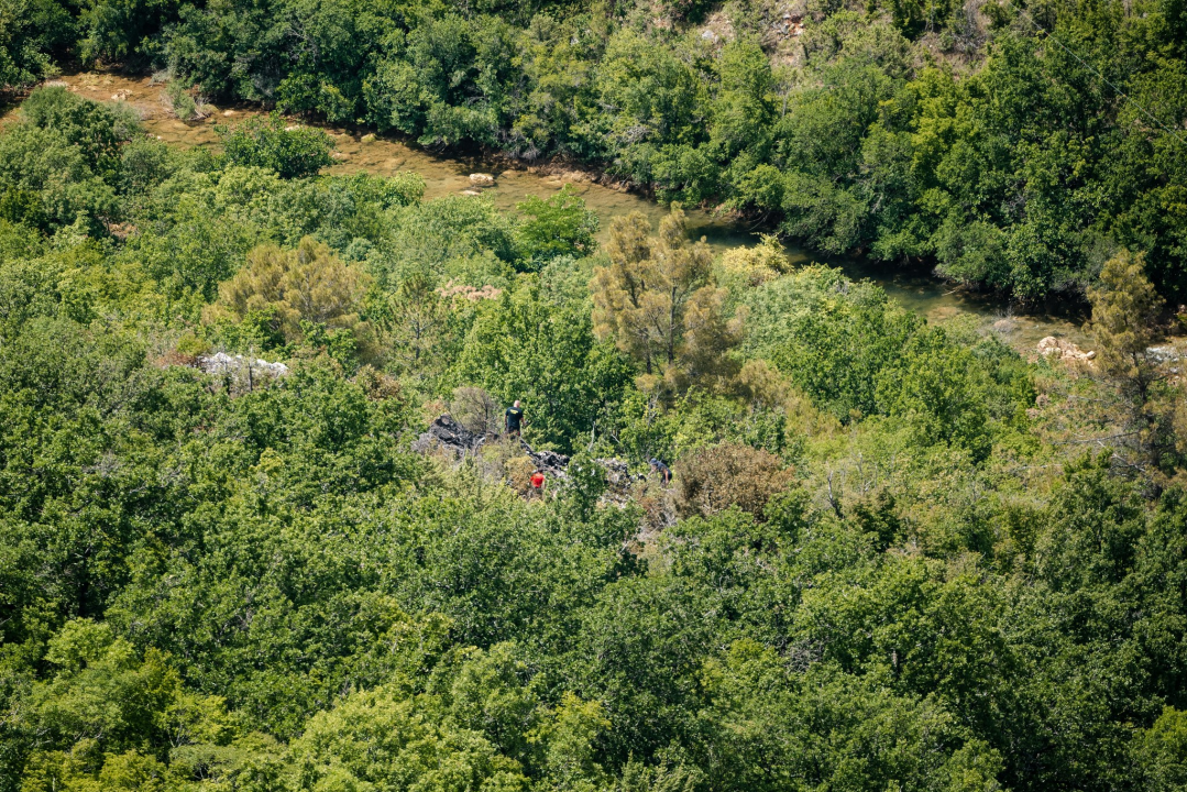 Helikopter koji se srušio u kanjon Čikole zapeo za zipline: Traje potraga za trećim putnikom, uskoro istraga