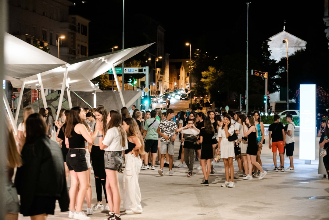 Šibenska noć napunila ulice ljudima koje je rasplesao bend Silente!