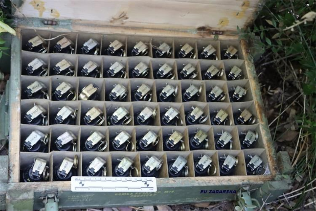 Zapljena oružja u Biogradu: Muškarcu (67) policija oduzela pravi arsenal