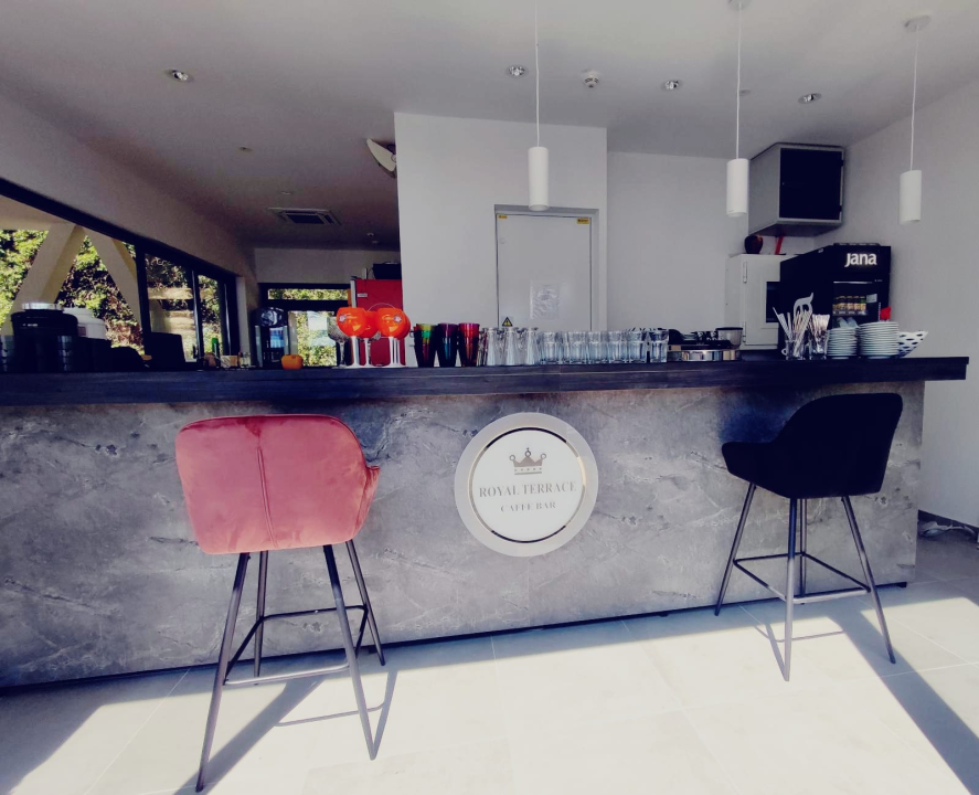 Ne propustite otvorenje caffe bara Royal Terrace na Marunuši u Kninu! 