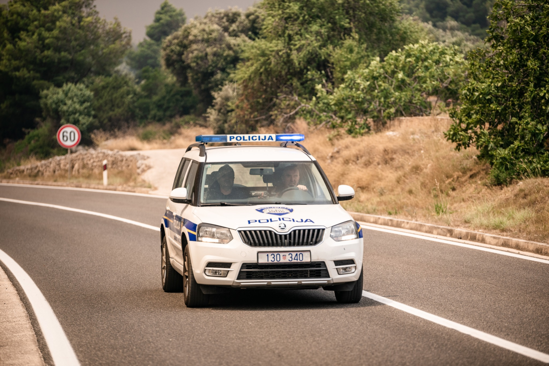 FOTOGALERIJA: Vatrogasci i stanovnici bore se s požarom u Grebaštici