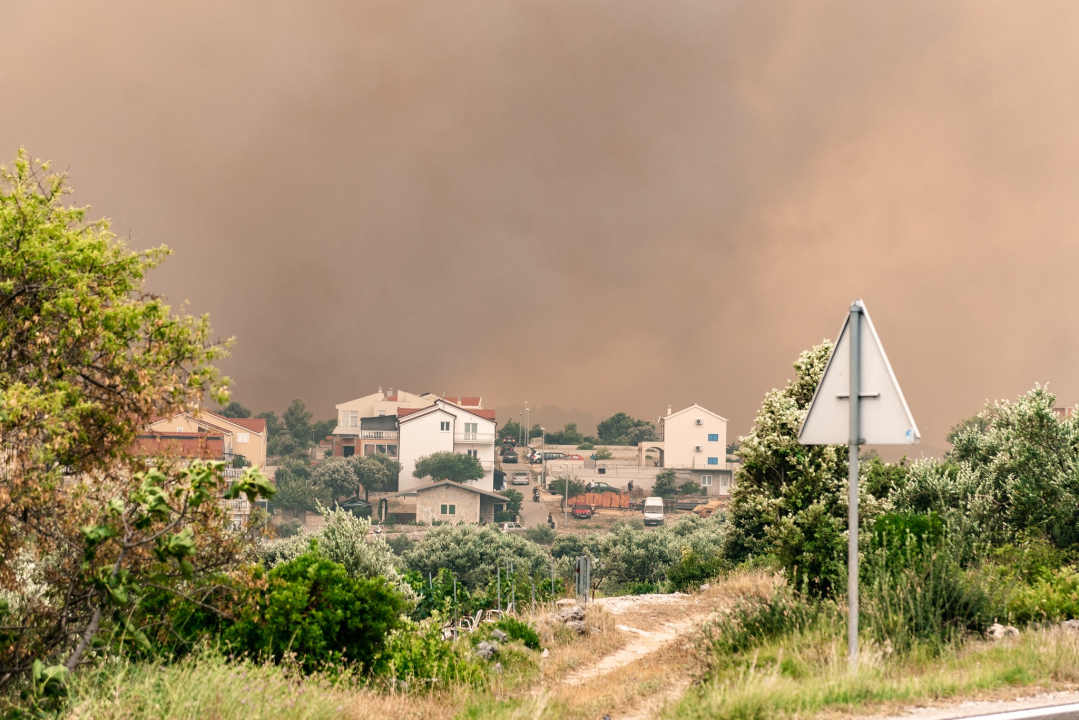 FOTOGALERIJA: Vatrogasci i stanovnici bore se s požarom u Grebaštici