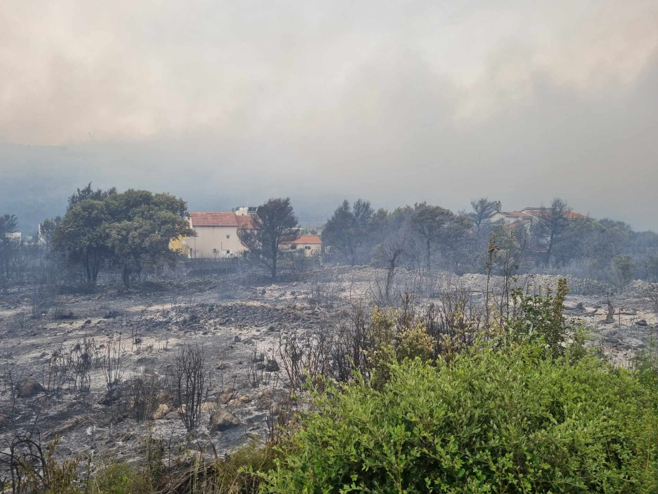 Objekti nisu ugroženi, vatrogasci ostaju na terenu cijelu noć