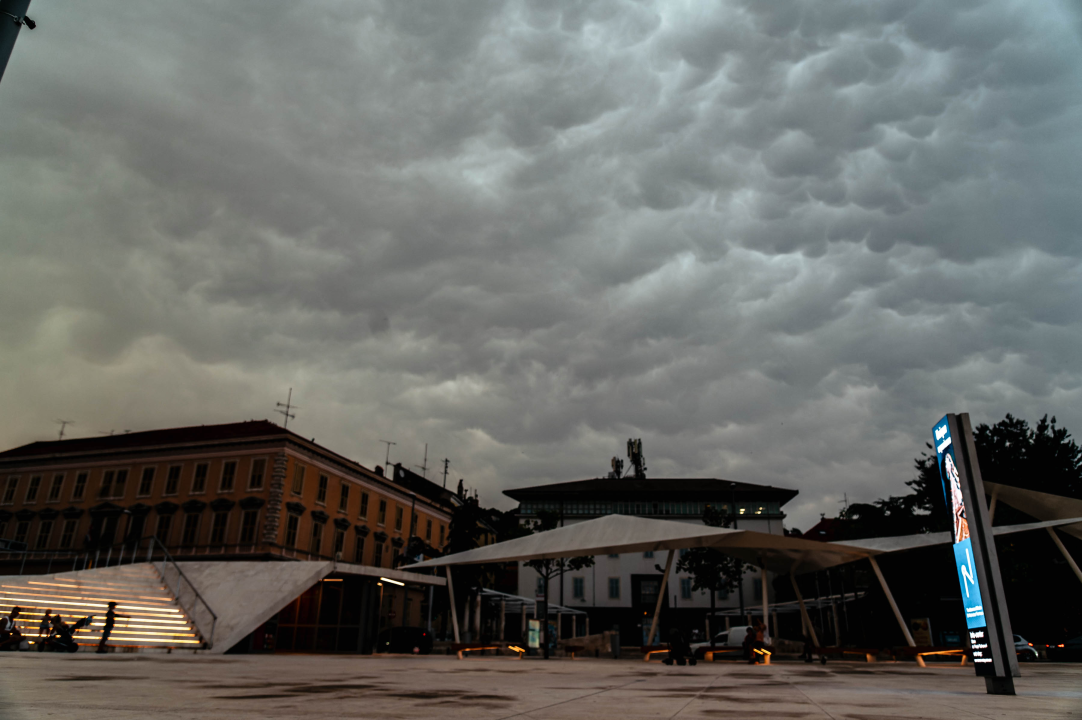 Nevrijeme stiglo do Šibenika i donijelo zanimljive mammatus oblake