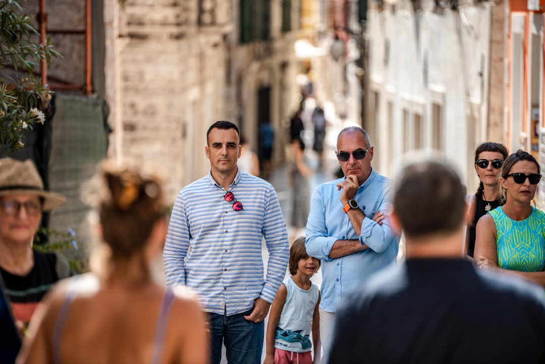 Čipkani tabletići zavijorili nad Masnom ulicom: 'Htjele smo ukazati na klimatske promjene i potrebu za hladom'