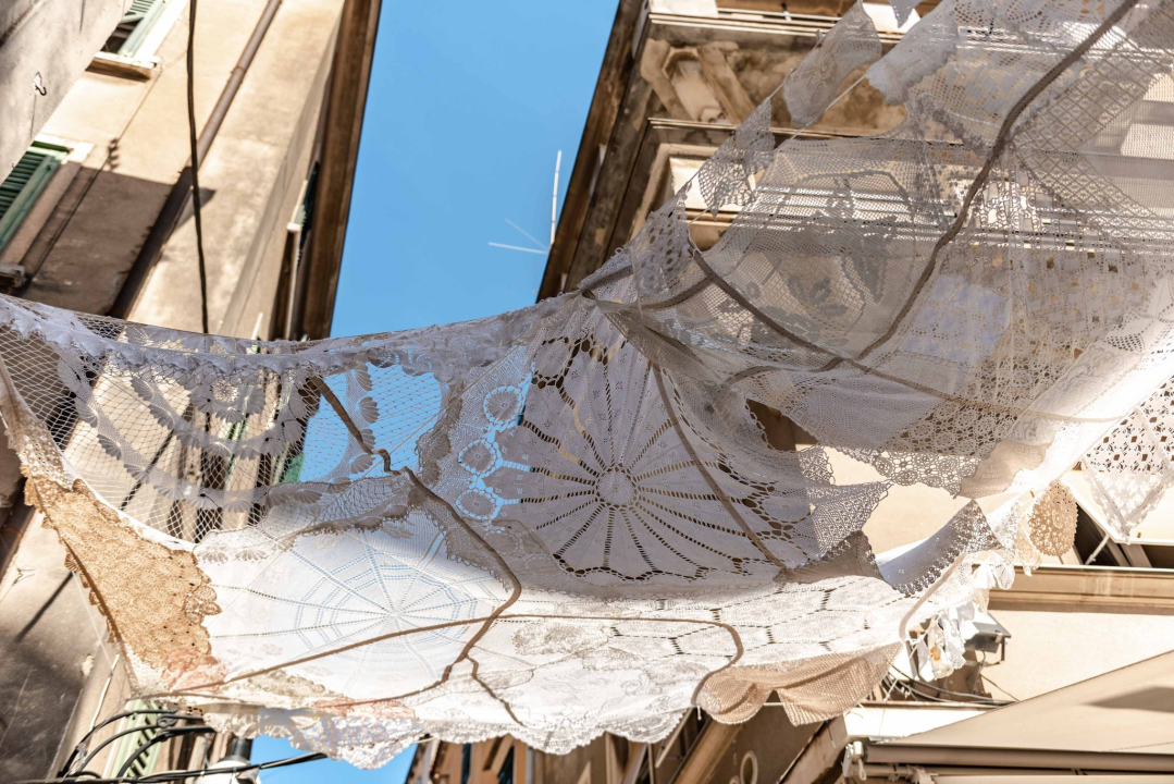 Čipkani tabletići zavijorili nad Masnom ulicom: 'Htjele smo ukazati na klimatske promjene i potrebu za hladom'