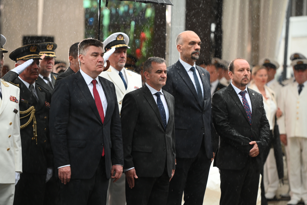 U Kninu položeni vijenci za poginule branitelje u Oluji