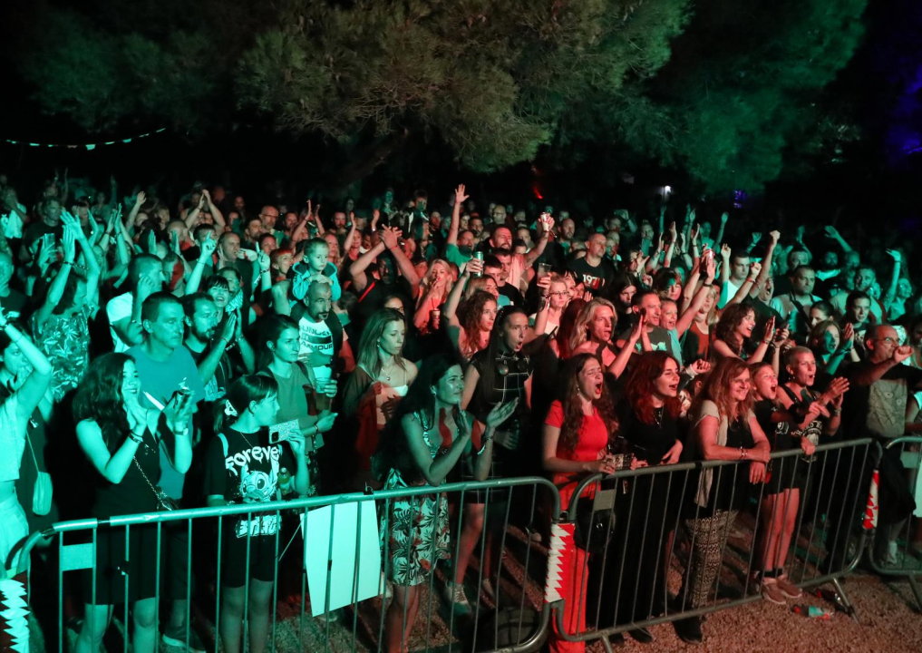 Let 3 sletio u ŠČibenik: Spektakl na Martinskoj