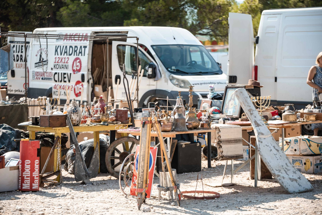 Na štandovima u Vrpolju janjetine nema, ali zato je red preko ceste: 'Tko ima u džepu, taj će i pojesti'