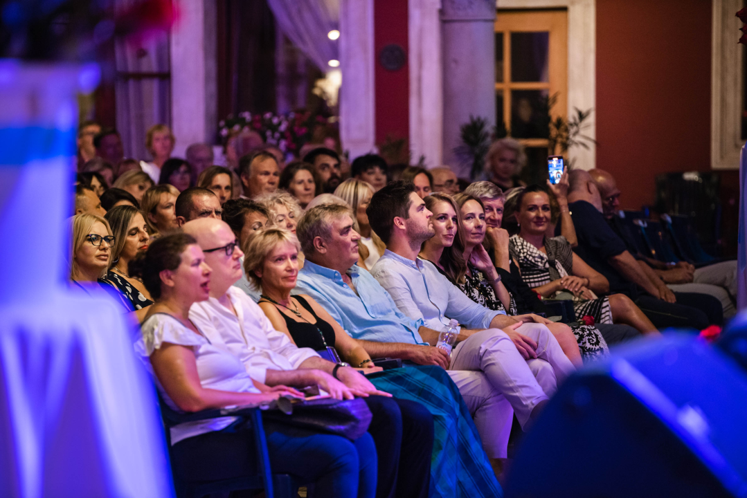 Prva večer Šansona prošla u znaku Vice Vukova: Idealan ambijent za legendarne pjesme šibenskog slavuja